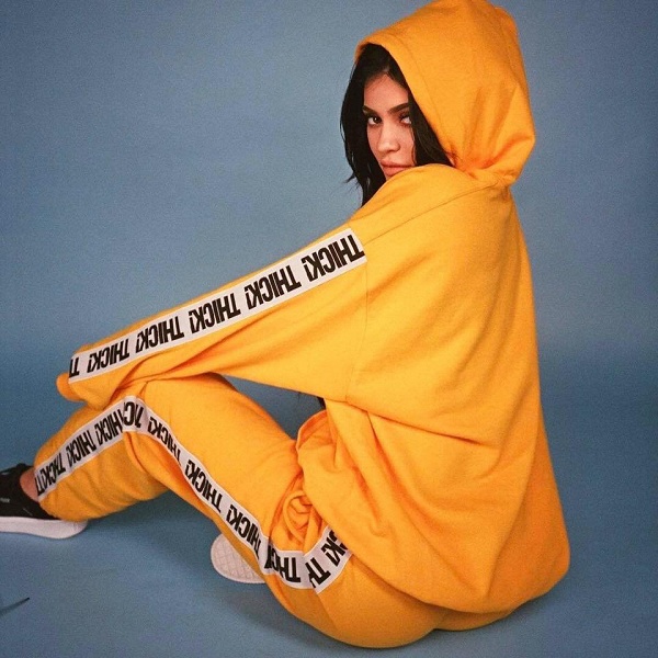 Kylie Jenner nhanh chóng cập nhật sắc cam vào nguyên set đồ của thương hiệu riêng Merchandise.